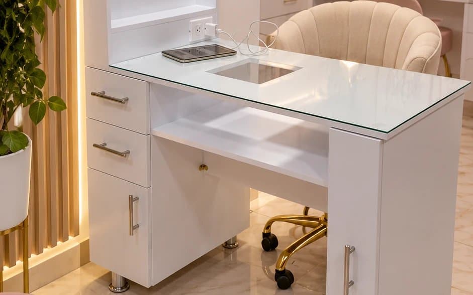 Mesa de manicure blanca con cubierta de vidrio y repisas