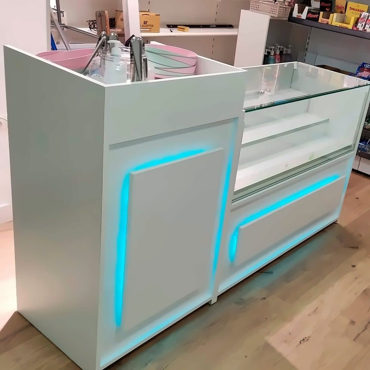 Mostrador con vitrina e iluminación