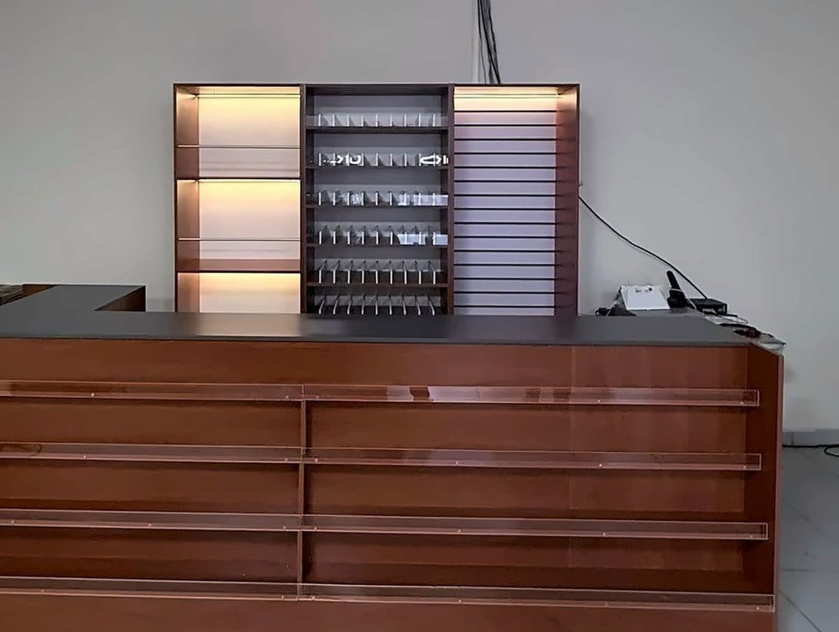 Mostrador de madera con exhibidor iluminado