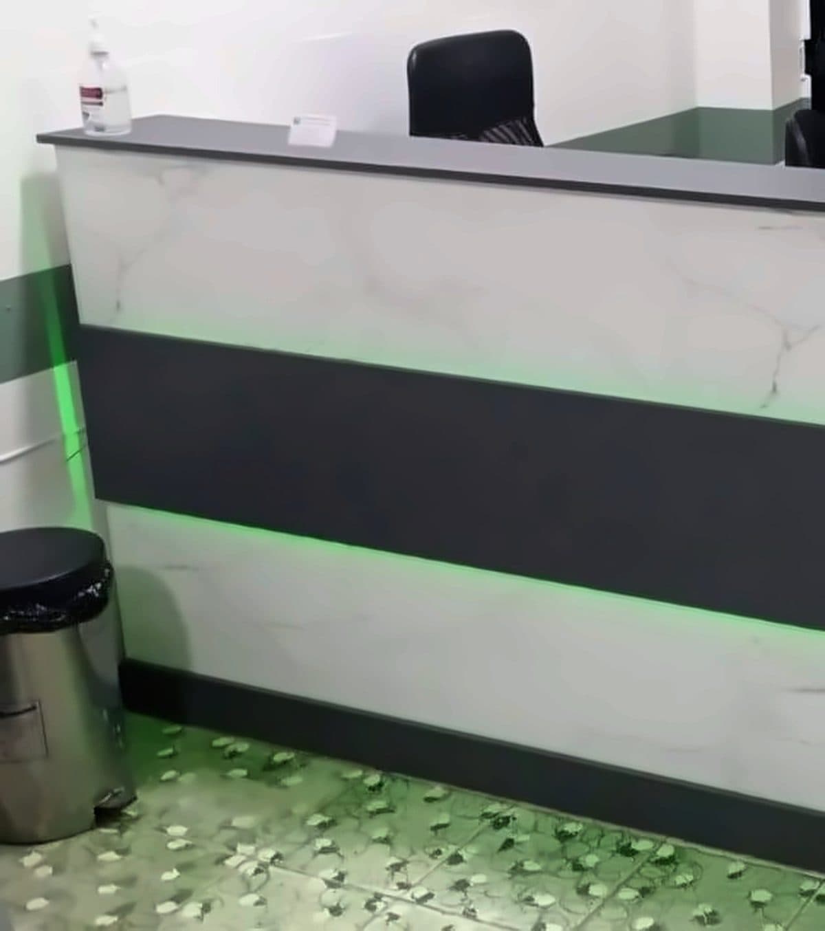 Recepción en mármol con luz LED