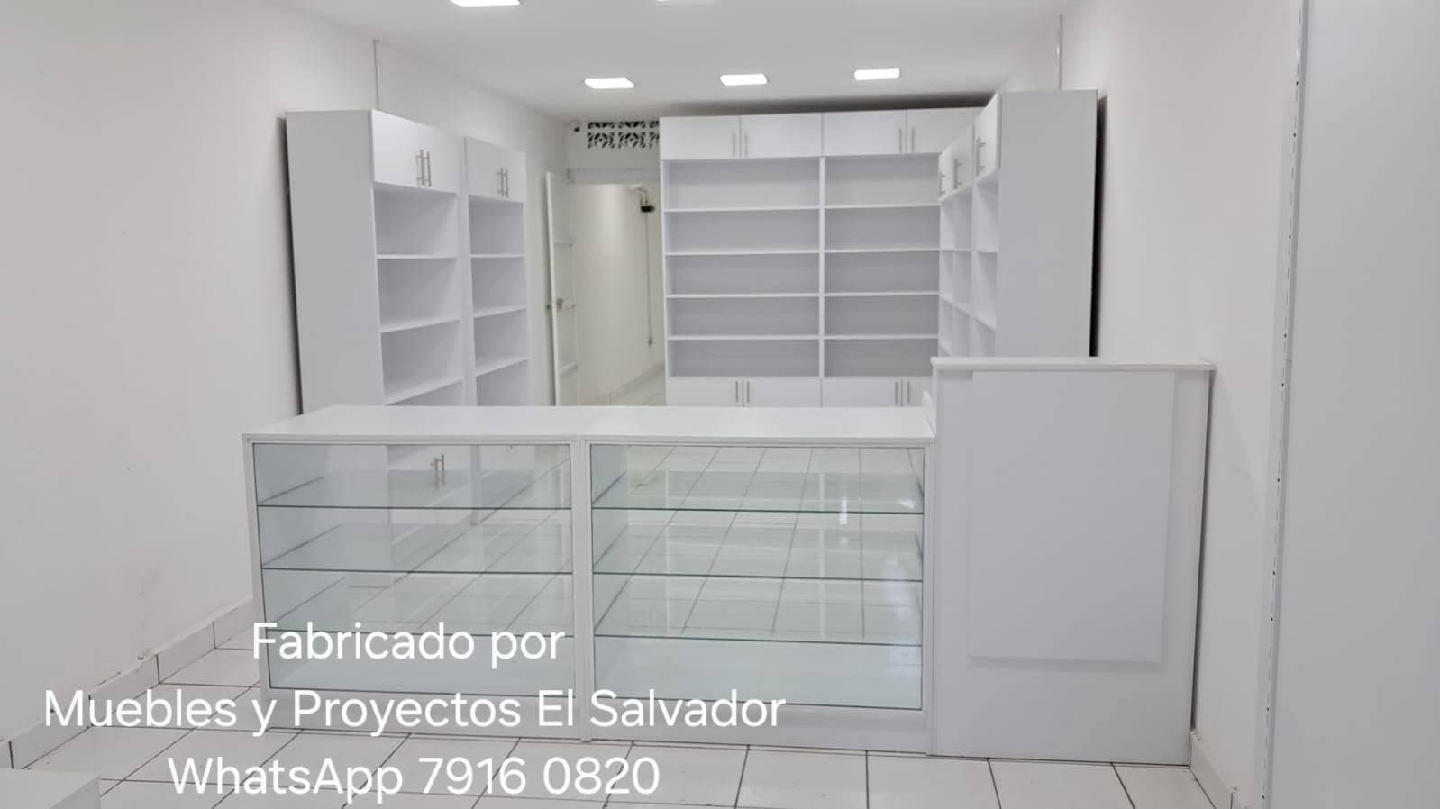 Vitrinas de vidrio, mostrador y estantería blanca